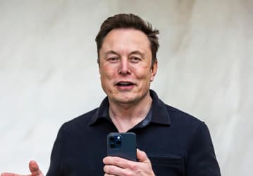 Тоньше, чем iPhone: WSJ утверждает, что SpaceX показала прототип устройства, похожего на смартфон, инвесторам. Илон Маск отрицает это